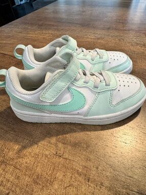 Nike Kids Mint Green and White Low-Top Sneakers with Hook-and-Loop Strap